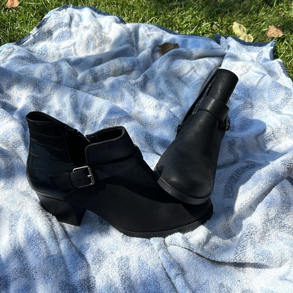 NWT Baretraps Lexi’s Black Croc Heels Strap Buckle Ankle Boots 8M Cut Out Sides - Picture 15 of 16